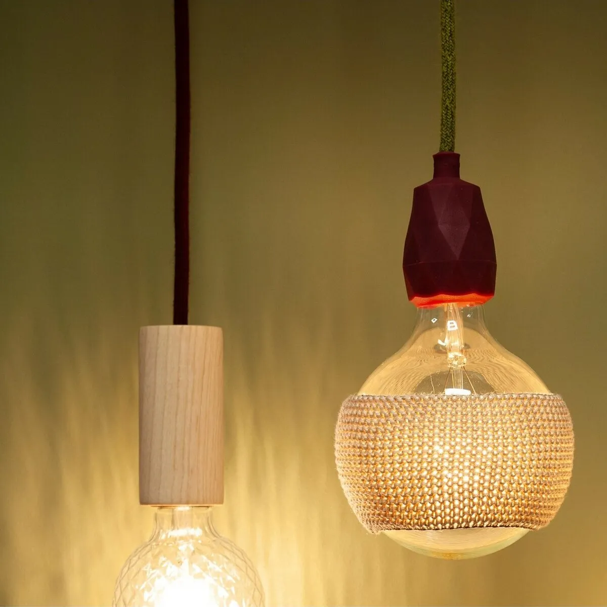 Twee hanglampen met LampSleeve in warm licht