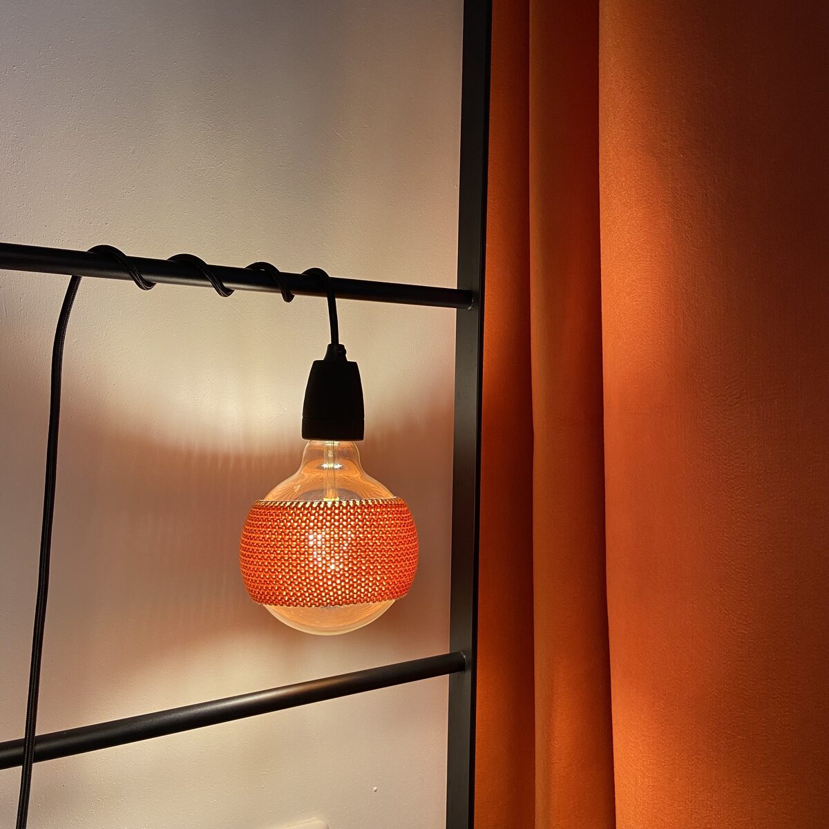 LampSleeve bij raam met gordijn