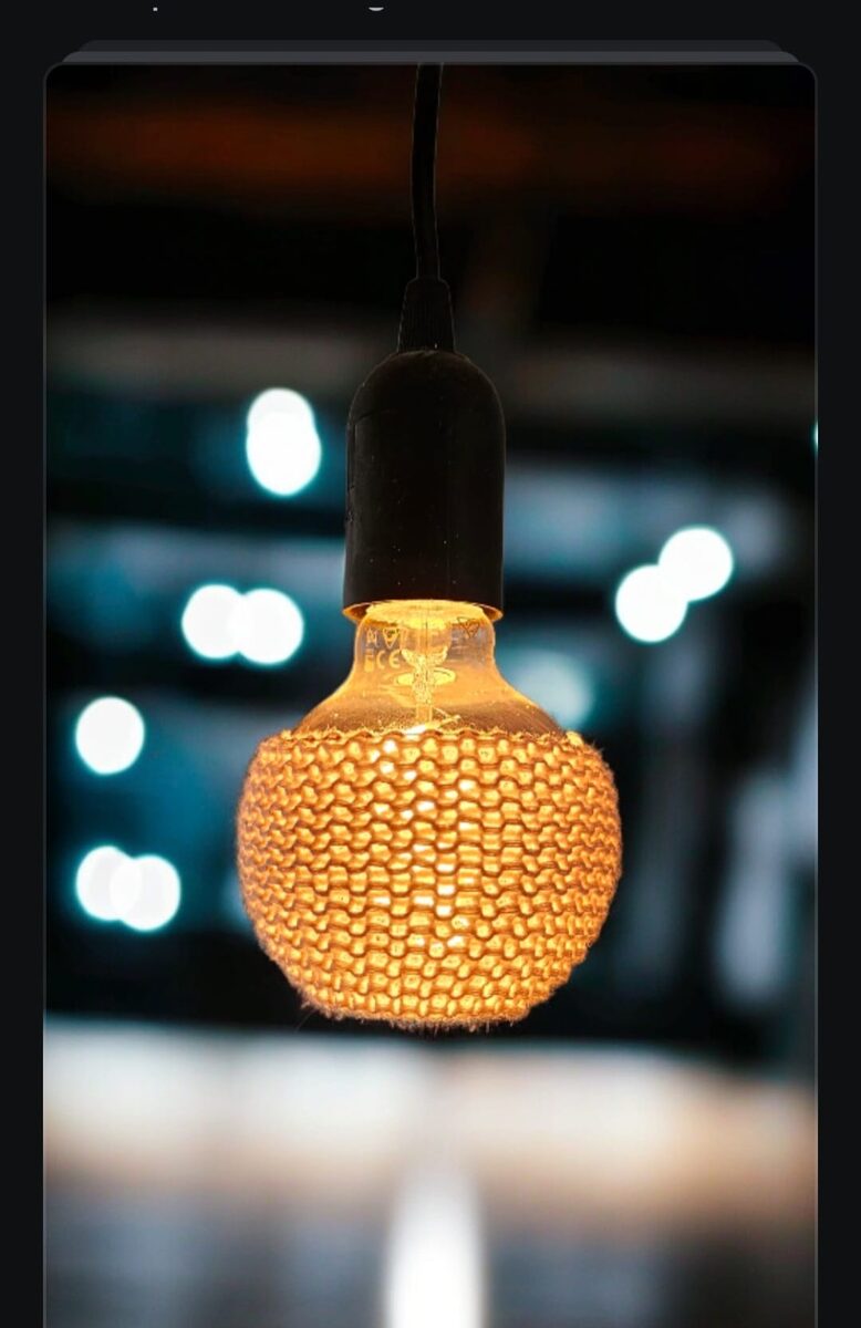 LampSleeve in warm sfeerlicht met bokeh