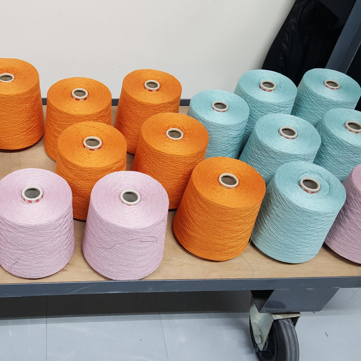 Garenspolen in kleur — LampSleeve materialen